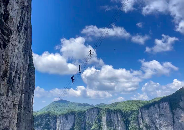 4 Days Zhangjiajie Adventure Tour: Ferrata, Glass Walk & Floating Mountains